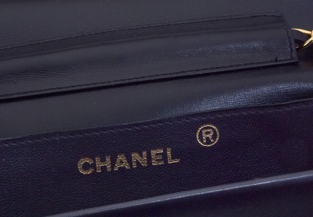 Amazing 80's Vintage Chanel crocodile bag in black.<br />
Never been used and in perfect condition.<br />
It can be used as a clutch bag as well as shoulder bag. <br />
It comes with authenticity card, serial sticker, a box and dustcover. Chain