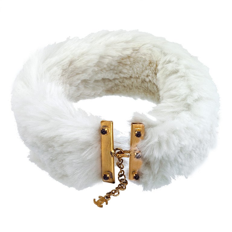 Chanel fur choker necklace in white.

Adjustable between 14 -15.8 inches, Height 2.4 inches