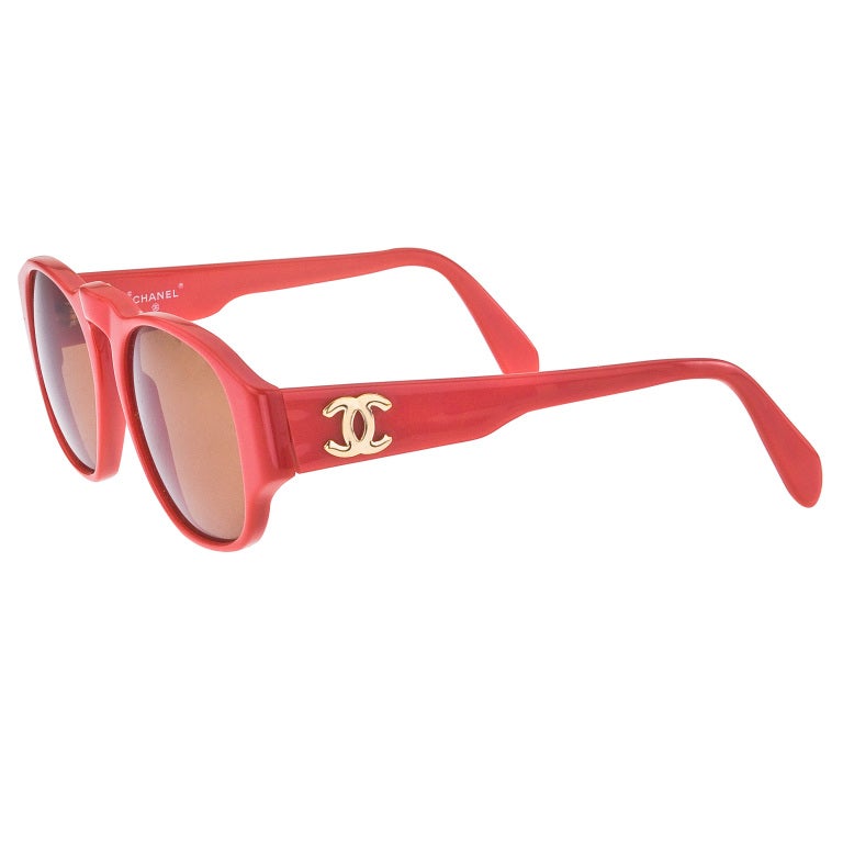 Very rare Chanel red sunglasses with gold CC.


Temple Length 122mm wide, Lens 51 mm wide 46mm high, Bridge 12 mm wide