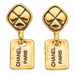 CHANEL "CHANEL PARIS" TAG EARRINGS WITH QUILTED DETAILS