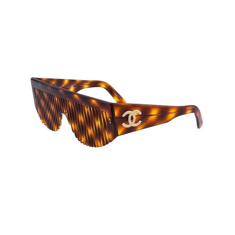 The rarest Chanel comb sunglasses. <br />
It has gold CC logos on the sides.