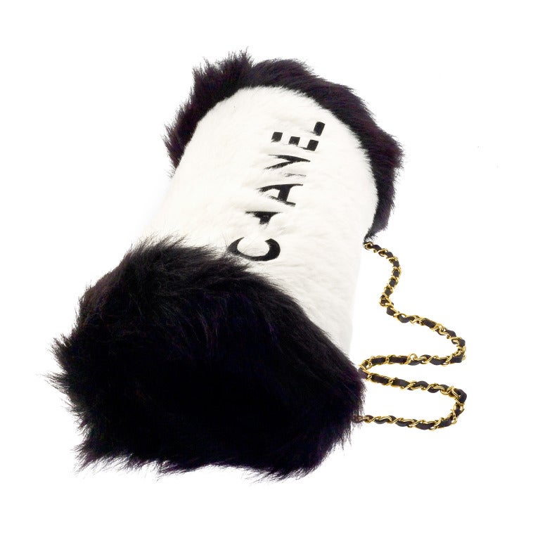 Very rare Chanel handmuff in black and white with black and gold chain.
Muff width 18 inches, height 11 inches
Chain drop 21 inches