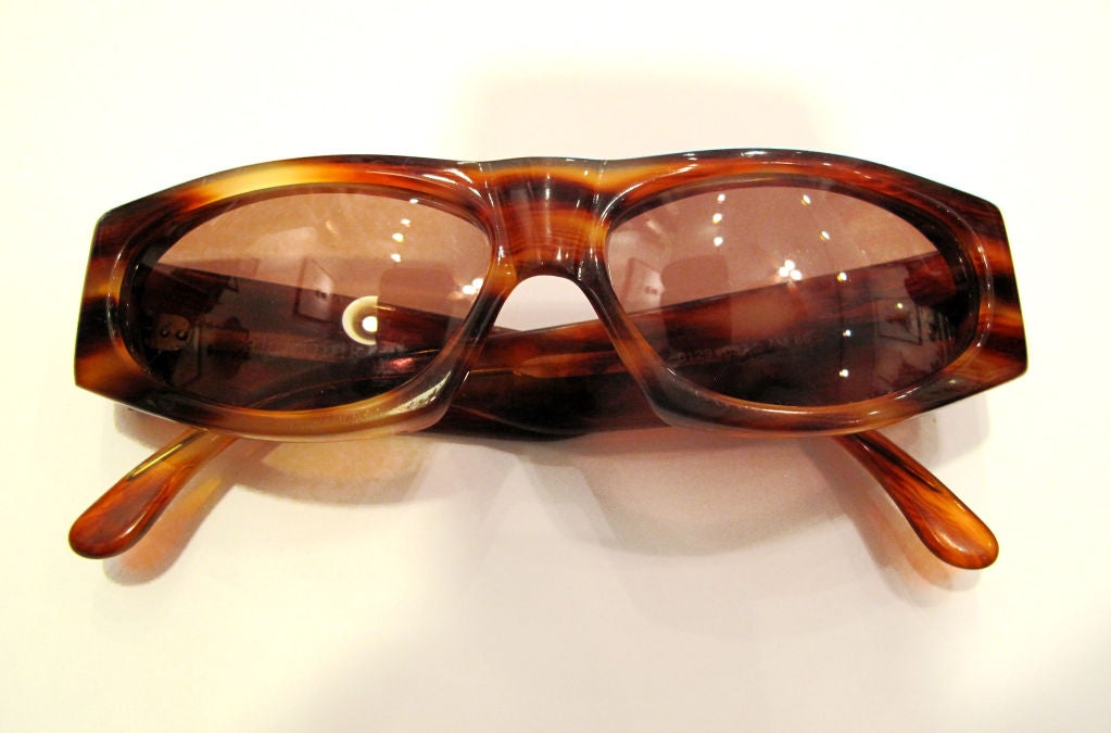 Please contact dealer prior to purchase for White Glove shipping options.

ALAN MIKLI Tortoise Sunglasses


