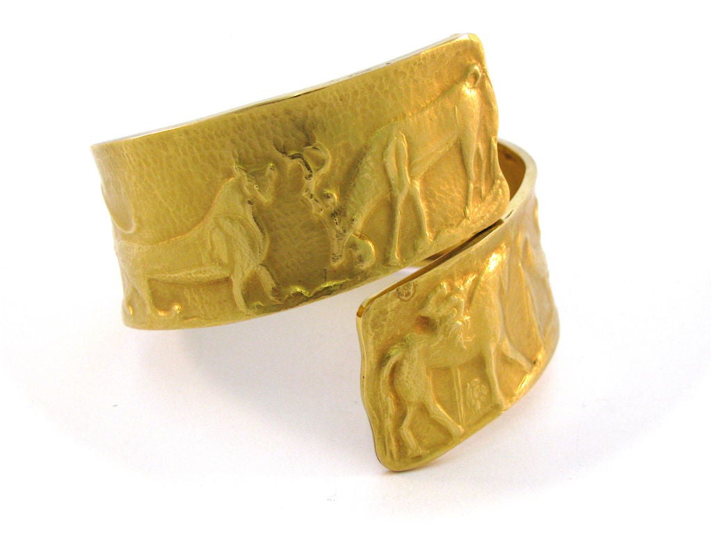 A handsome gold repousse cuff bracelet by R. Ceceoni. The 18k Hand fashioned 1