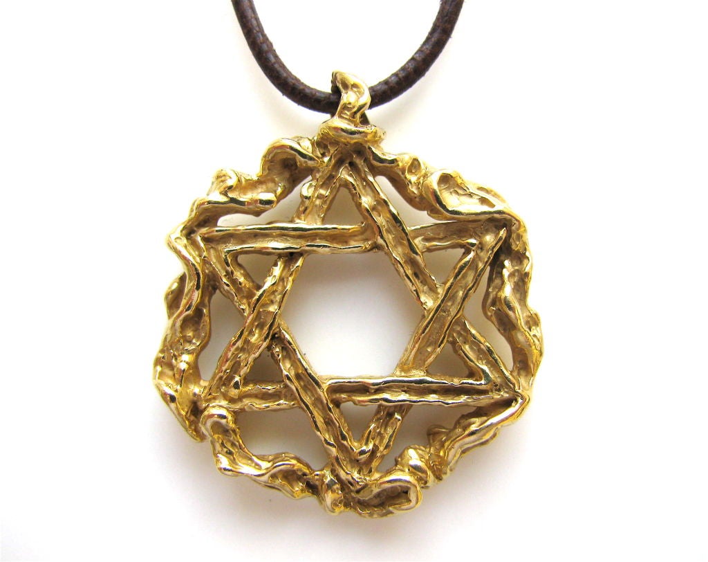 A handsome yellow gold pendant by Arthur King. The 1 1/4