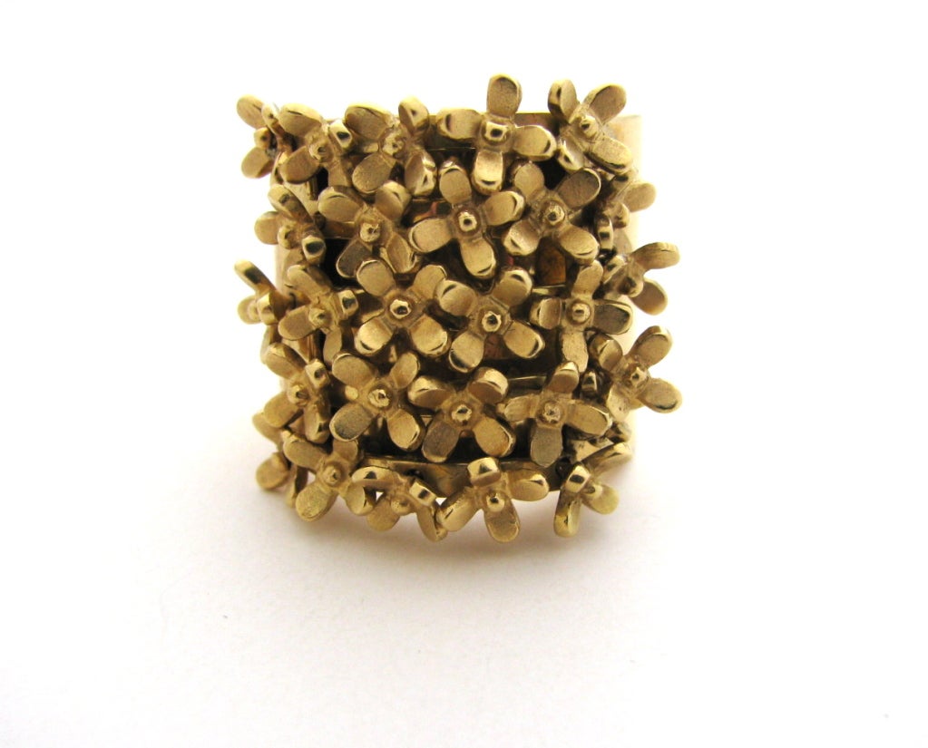 A charming yellow gold flower ring. The 1