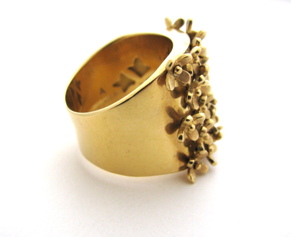 An Articulated Gold Flower Ring In Excellent Condition In Cincinnati, OH