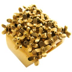 An Articulated Gold Flower Ring
