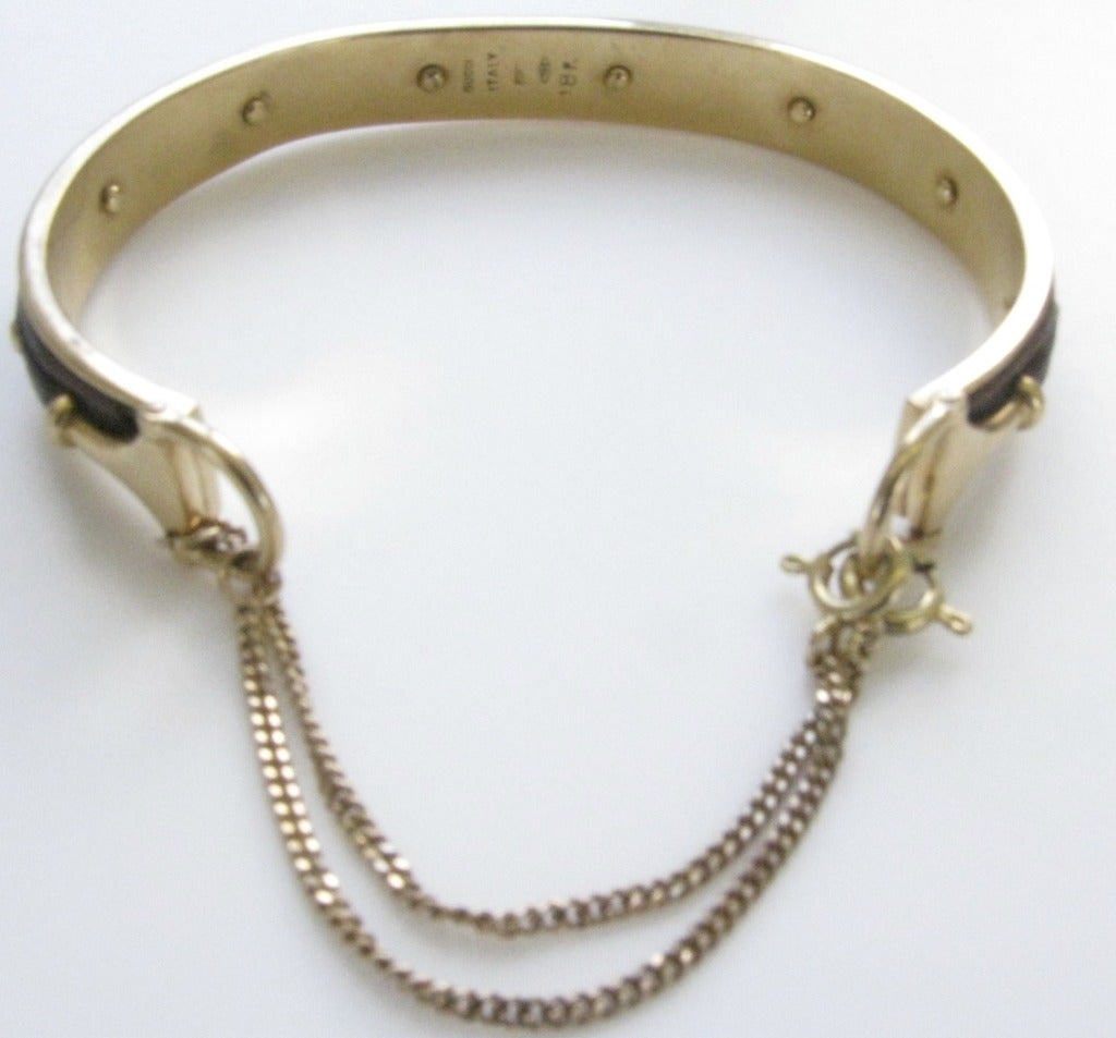 A Chic cold and leather Vintage Gucci bracelet. The 3/8