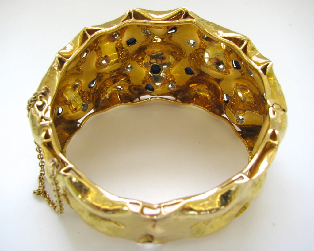 Sapphire Diamond Gold Bangle Bracelet circa 1950 In Excellent Condition In Cincinnati, OH