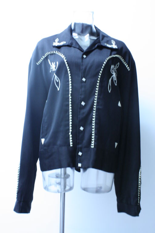 1950's Rocking gabardine western jacket with embroidery size Men's LG<br />
Fantastic Vintage 1950's black western gabardine jacket with white detailing like HbarC Ranchwear but by MacMurray<br />
<br />
Deep black gabardine with three