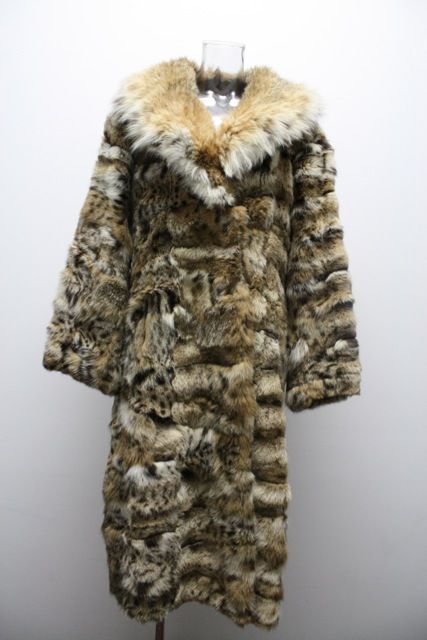 100% Genuine Canadian Lynx Full Length Vintage Coat. In excellent condition. So beautifully constructed with a satin lining.<br />
This is a TOP QUALITY  Natural Beige Spotted Canadian Lynx swing coat. This coat is styled with a large Notch collar,