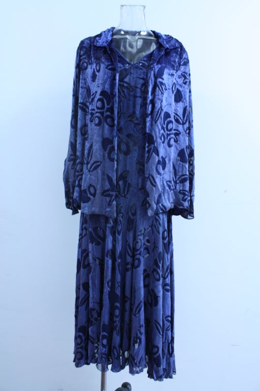 Luxurious 1930's Silk velvet Devore twin set. The burnout Deco floral pattern is contrasted against a rich indigo blue. Hand stitched in perfect condition. This ia a tea-length gown and its begging for a set of pearls! Personally I think it looks