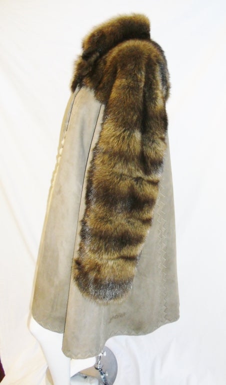 Fendi vintage in pristine condition swing style shearling coat with fur details.. High collar, one large button closure . Length 40
