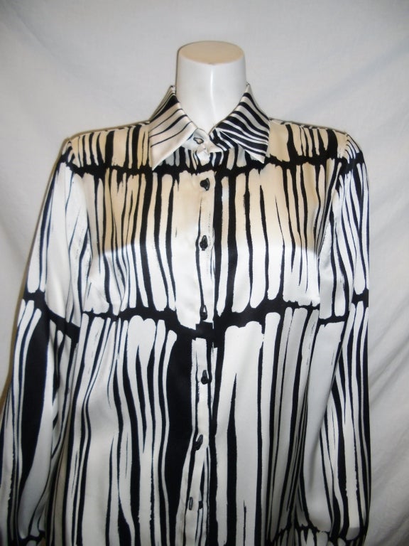 Fabulous black silk black and white Ralph Rucci Chado blouse.  French knots front closure. Boy collar. Cuffed.  Size 12
Bust 44