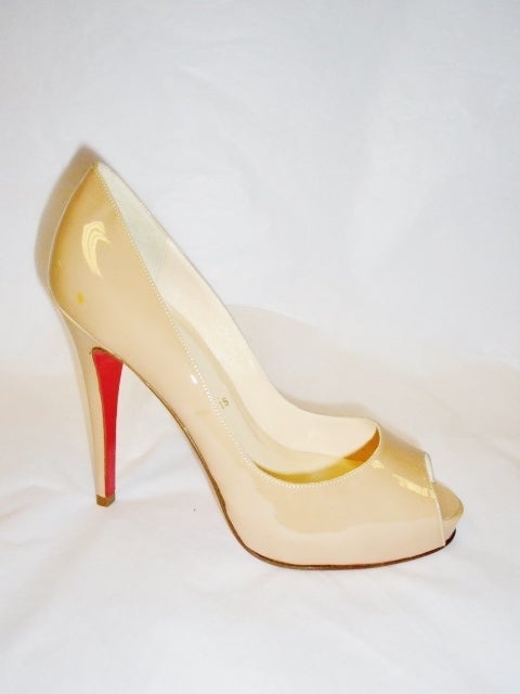 Christian Louboutin
Very Prive Patent Open-Toe Platform Pump New without box

Patent camel leather.
5