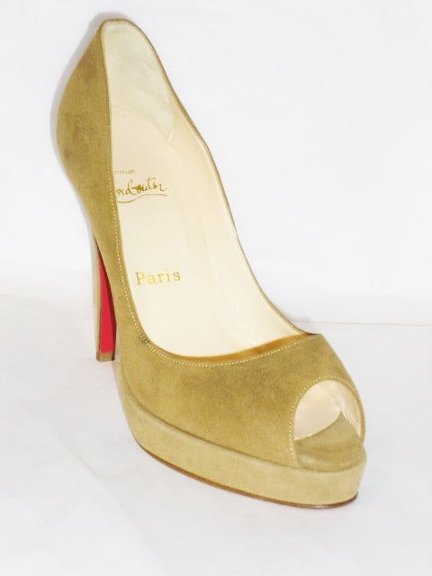 Cristian Louboutin Very Prive  Suede Leather Platform Red Sole Pump In New Condition For Sale In New York, NY