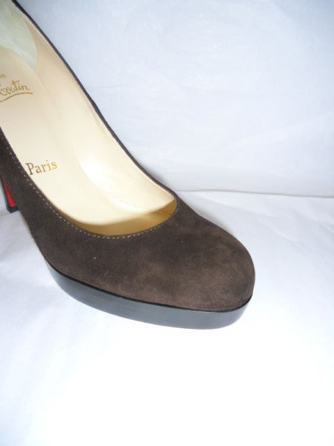 Christian Louboutin Classic Round Toe brown Suede platform new  pump In New Condition For Sale In New York, NY