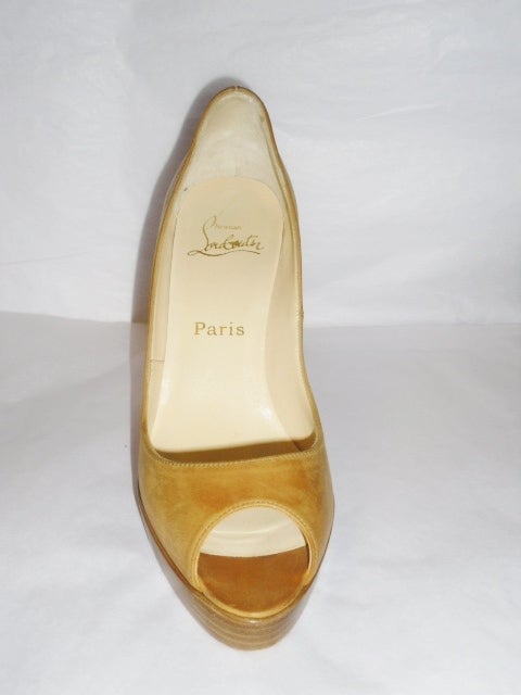 Christian Louboutin Altadama 120mm Leather Peep Toe Pumps tan In Excellent Condition For Sale In New York, NY