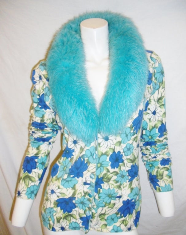 New without tags stunning Blumarine turquoise Sponge cardigan sweater with Fox Fur Collar. Covered front button closure. removable collar. Beautiful color. Size 46 Italian  us 8
Bust 40