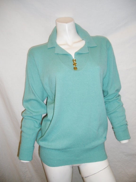 Made in Scotland 100% pure cashmere beautiful all weather and all seasons  Chanel aqua blue pullover . Three front gold tone CC logo buttons . Pristine condition. size Large.
Bust 38