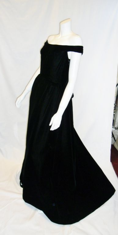 Women's SALE!! Oscar De la Renta Silk Velvet corset  Black gown  sz 12