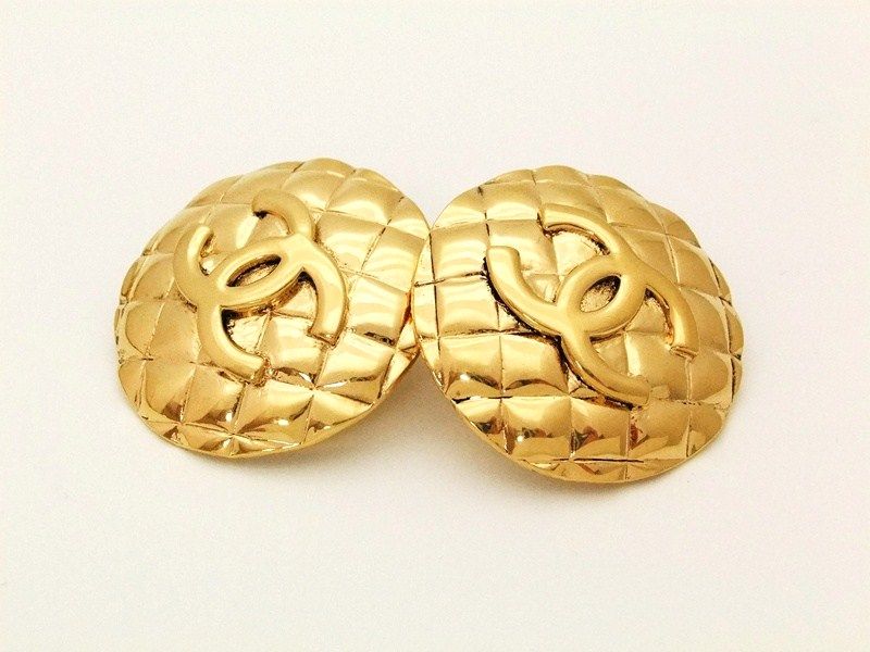Women's Chanel Vintage Quilted CC logo Earrings For Sale