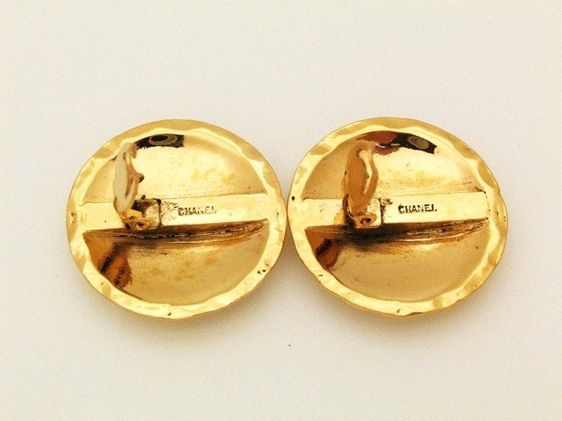 Chanel Vintage Quilted CC logo Earrings For Sale 1