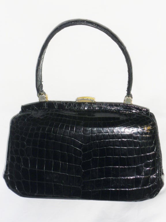Beautiful Vintage alligator Bag Circa 1960's in mint condition.