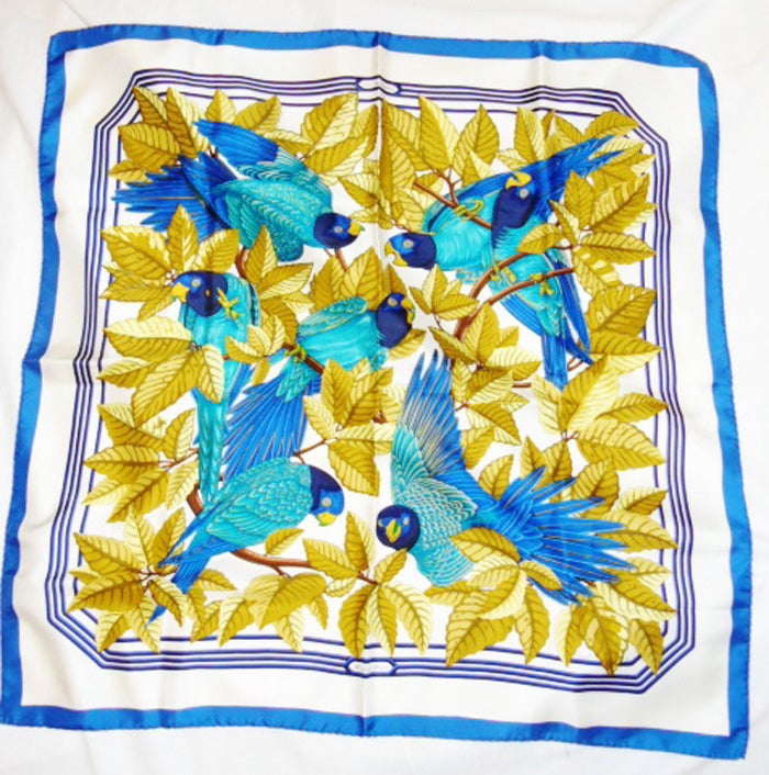 This offer is for a beautiful, rare and 100% authentic HERMÈS Silk Carre:
