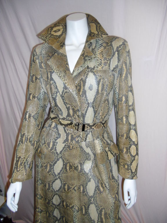 Gucci 100% Real Python Snake skin Trench Coat Sz 42. Amazing piece in pristine condition > Like new!!!! Two front pockets and silver buckle belt. size Italian 42 US 6

Shoulders 16
