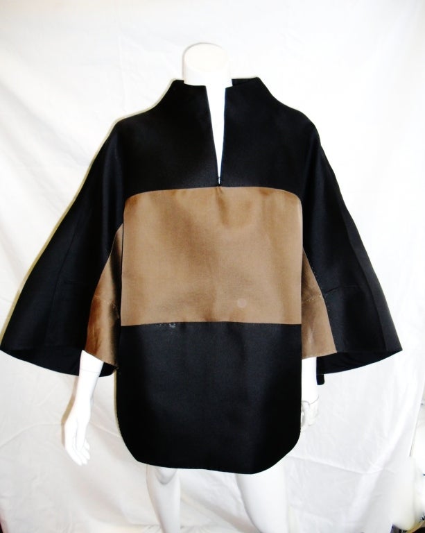 Absolutely inedible Chado Ralph Rucci Japanese  Kimono coat . Black and tan  silk. wide sleeves , rounded bottom, sculptured neckline. Most defenetely unisex item. Size 12

Bust 54