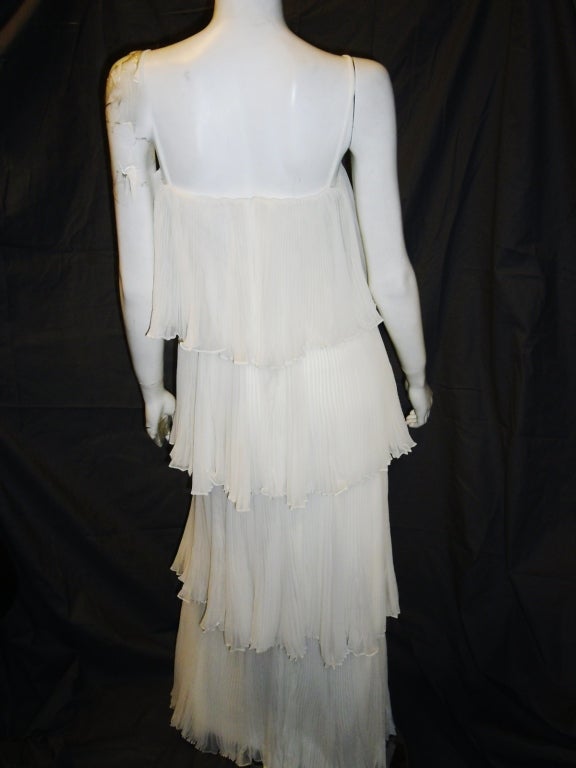 Richilene Elizabeth Arden White Teared Pleated gown 1960's In Excellent Condition For Sale In New York, NY