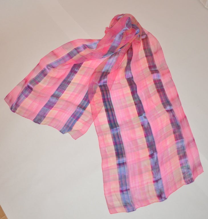Fuchsiafarbener Schal mit Einsätzen aus Seide und Seidenchiffon. Der Schal ist 17