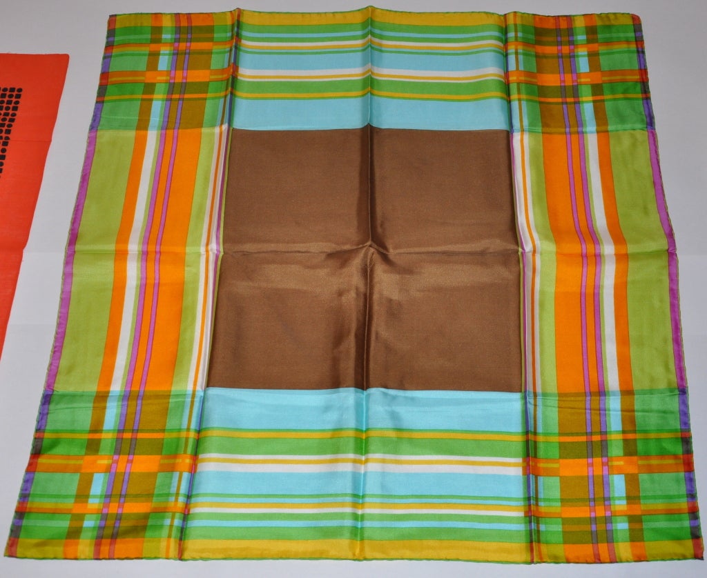 El pañuelo de seda Bold Print multicolor mide 30