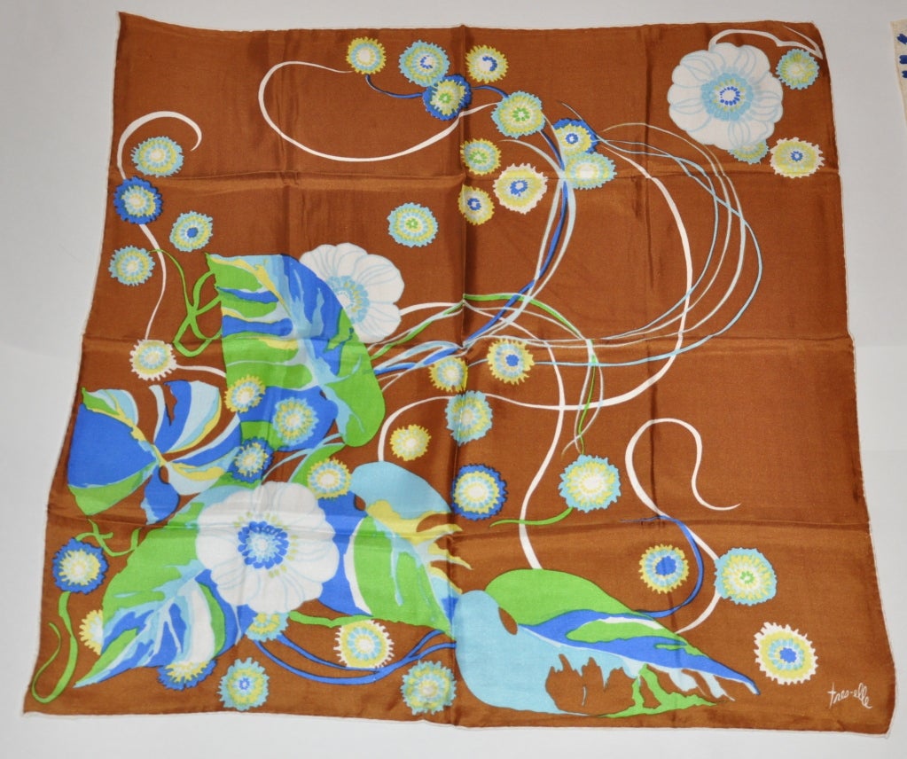 Il foulard in seta con stampa floreale Tres-elle misura 27