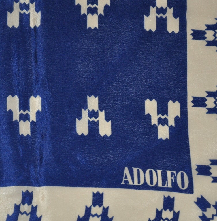 Echarpe en soie Adolfo marine et blanche à imprimé audacieux Pour femmes en vente