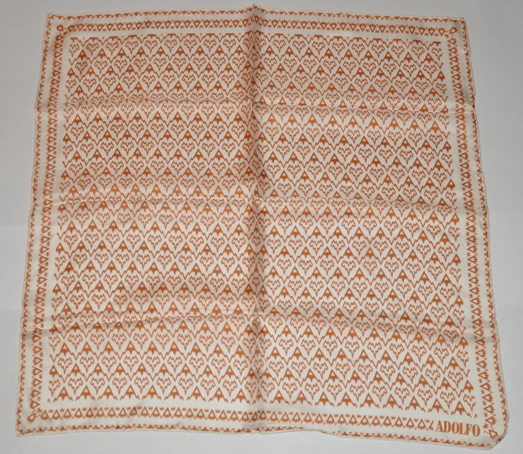 El pañuelo de seda con estampado crema y beige Adolfo mide 22