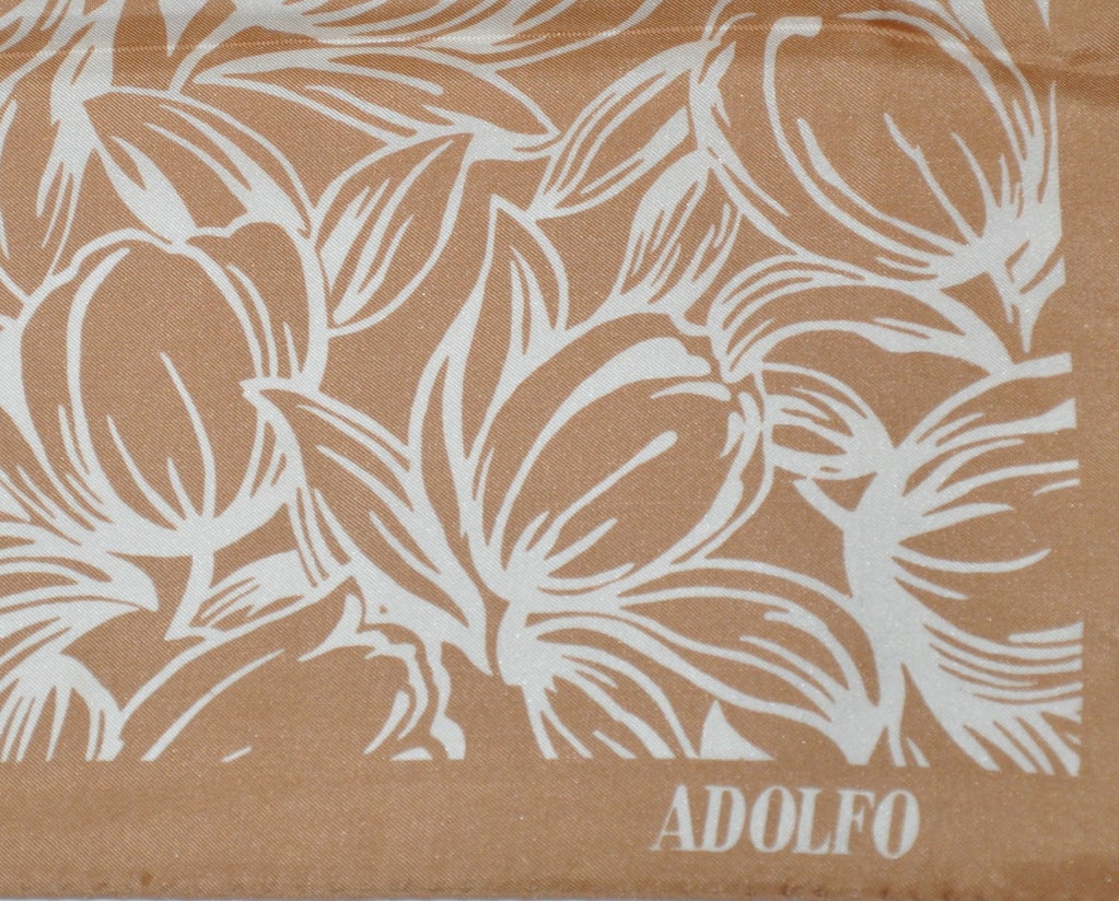 Adolfo beige & weißer Seidenschal mit Blumendruck (Beige) im Angebot