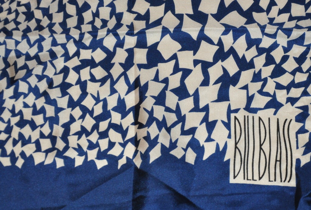 De las mujeres Pañuelo de seda azul marino y blanco Bill Blass en venta