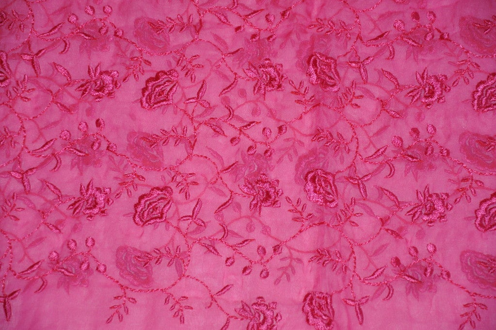 Emanuel Ungaro Bold Fuchsia Detailliert bestickter Seiden-Chiffon-Schal (Pink) im Angebot
