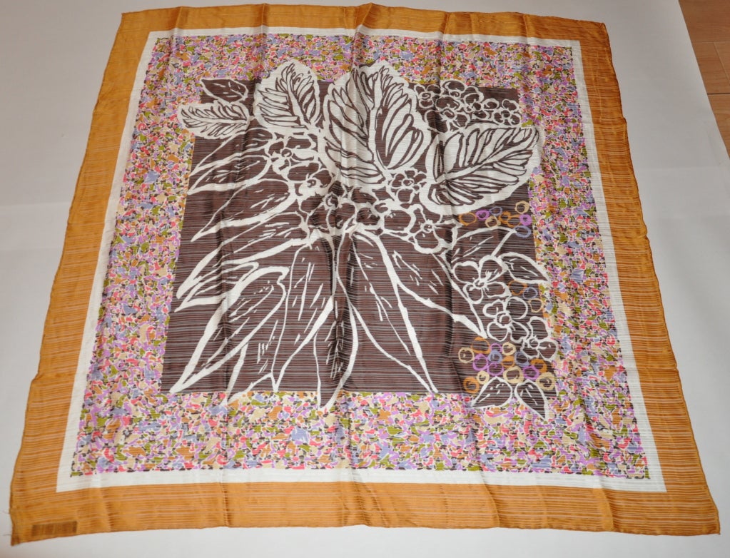 Le foulard imprimé floral Geoffrey Beene est en mousseline de soie avec des bandes de soie mesurant 43