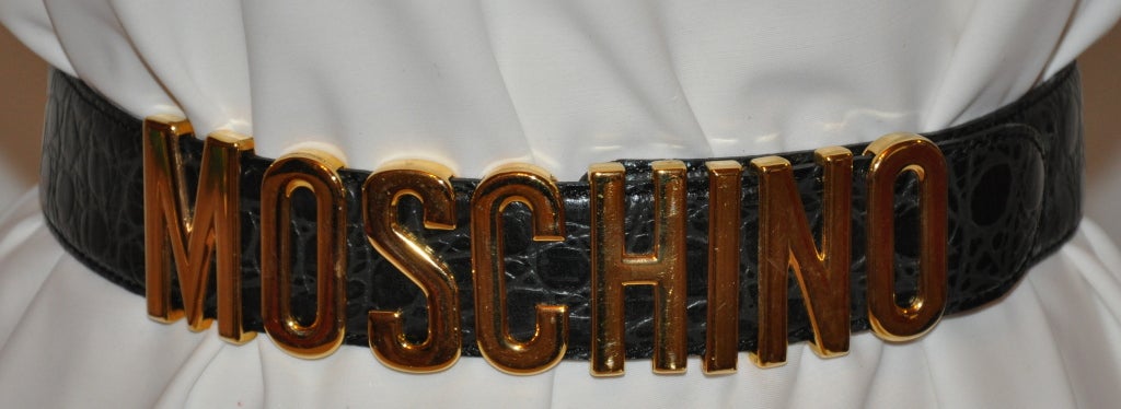 La cintura Moschino in pelle nera testurizzata ha la firma in oro.
La cintura misura poco più di 1,5