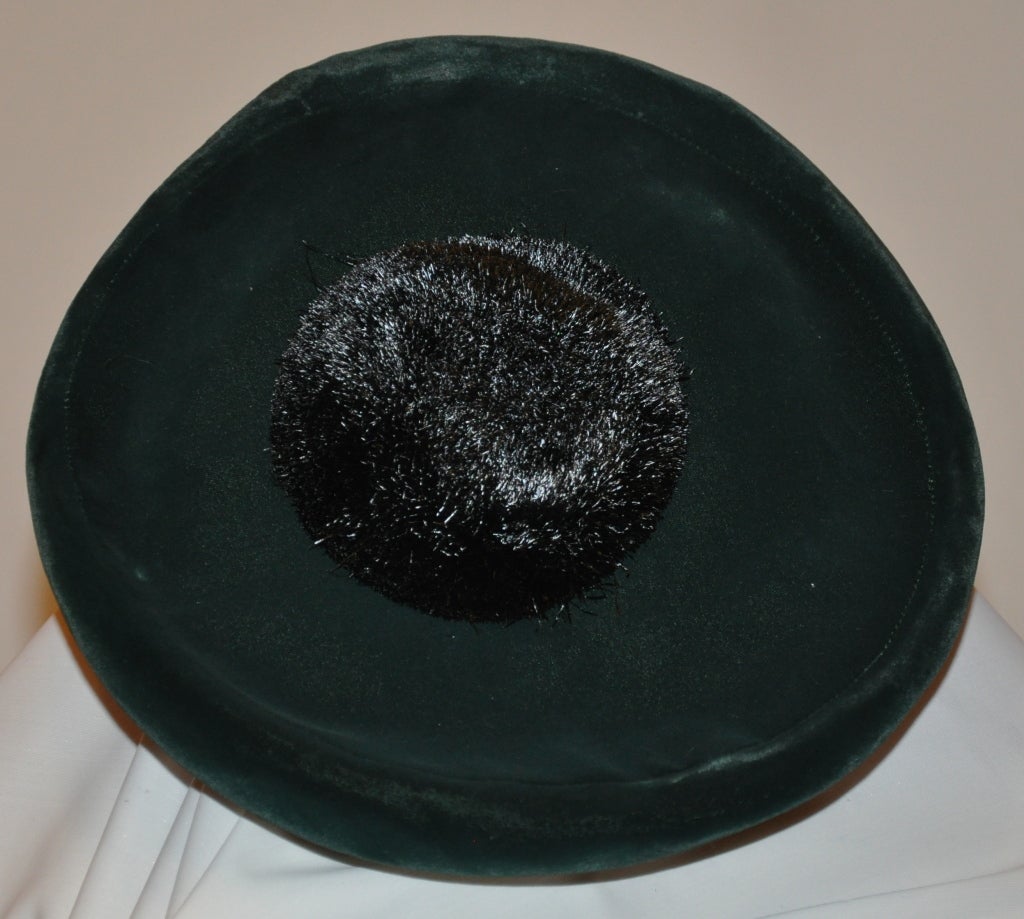 Adolfo emerald green velveteen beret is accented with a over-sized pom-pom on the center top of the beret. The beret is fully lined.
   The band measures 1