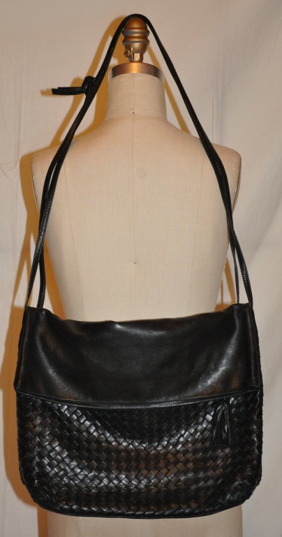Bottega Veneta Ex-Large black woven shoulder bag has adjustable shoulder straps which measures 88