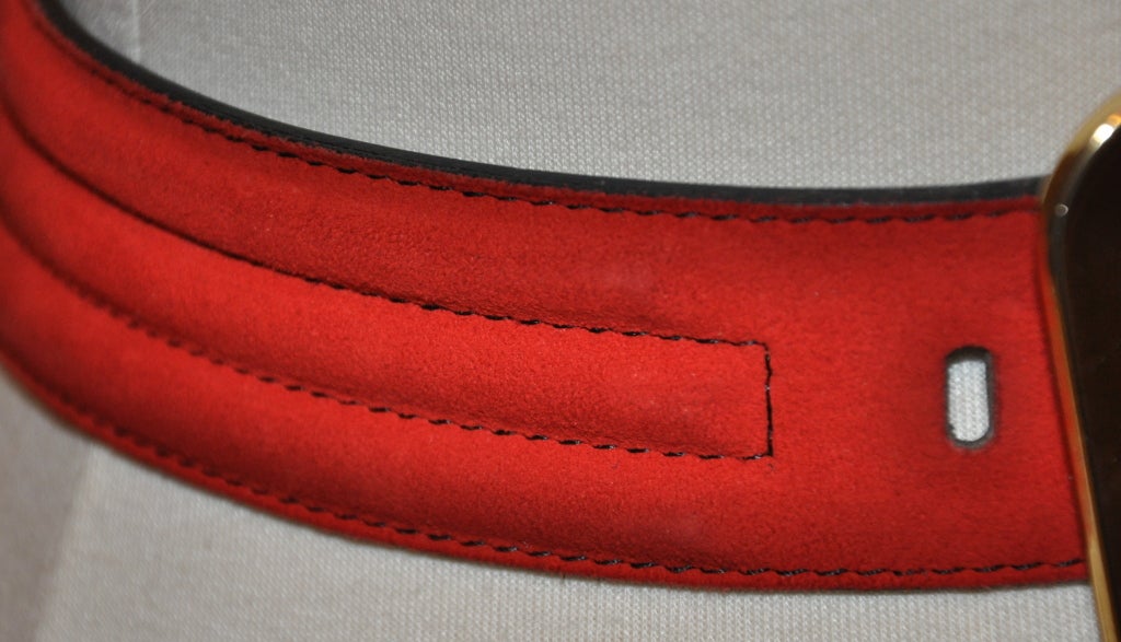 Il camoscio rosso Escada con fibbia dorata misura 1,5