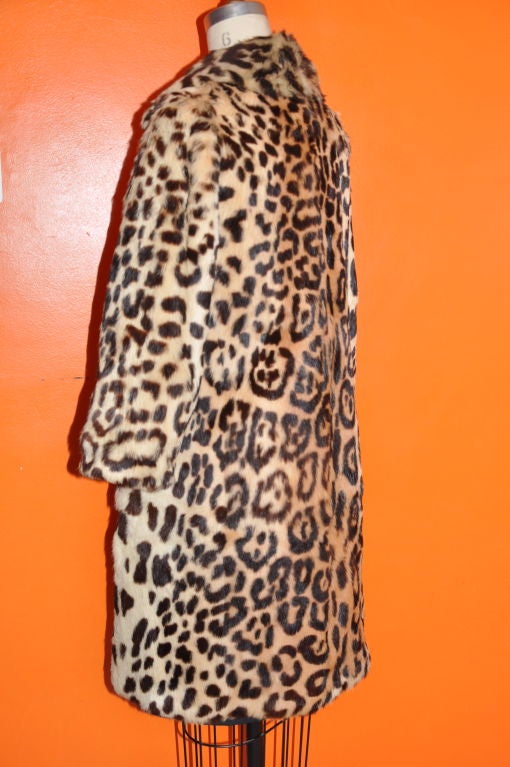 Reversible Fur Leopard Print and Black Taffeta evening coat. In Good Condition For Sale In New York, NY