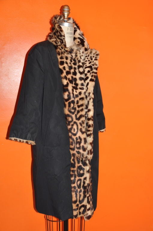 Manteau de soirée réversible en fourrure imprimé léopard et taffetas noir. Pour femmes en vente