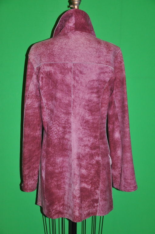 Cette veste en cuir Iconique Jean Paul Gaultier est à double boutonnage. La teinte vin est obtenue par un lavage à la pierre, un effet acide et le cuir est doux comme du beurre. Les manches peuvent être portées comme indiqué, mais il est également