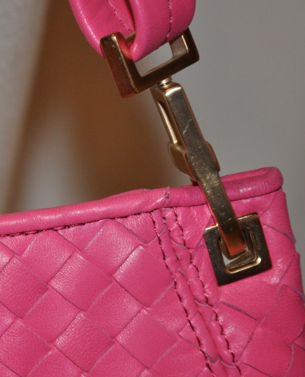 Bottega Veneta Fuchsiafarbene Clutch-Umhängetasche aus gewebtem Lammfell (Pink) im Angebot